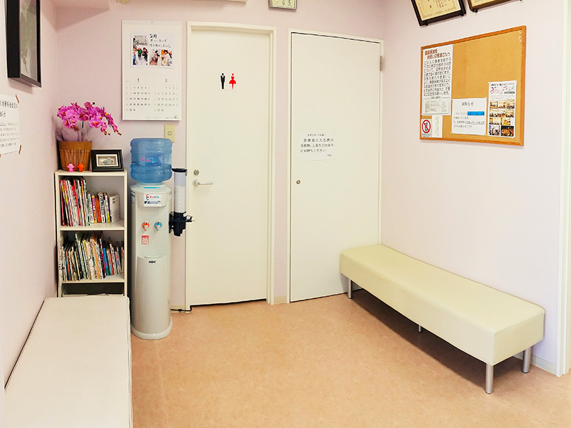 茨木市 美馬整骨院の待合室は子供用絵本もたくさんあります